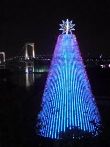 クリスマスツリーがブルーに☆